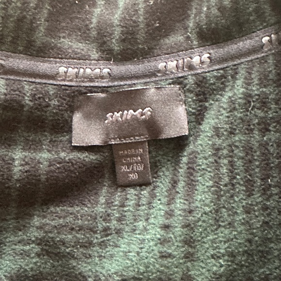 SKIMS Unisex Super Soft Dark Green Flannel Pajama Set - Picture 4 of 9